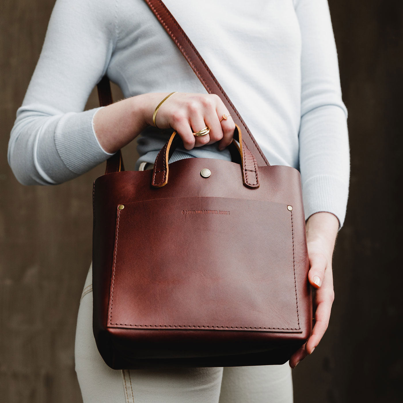 Cognac*Classic | Crossbody tote bag with snap closure and front pocket