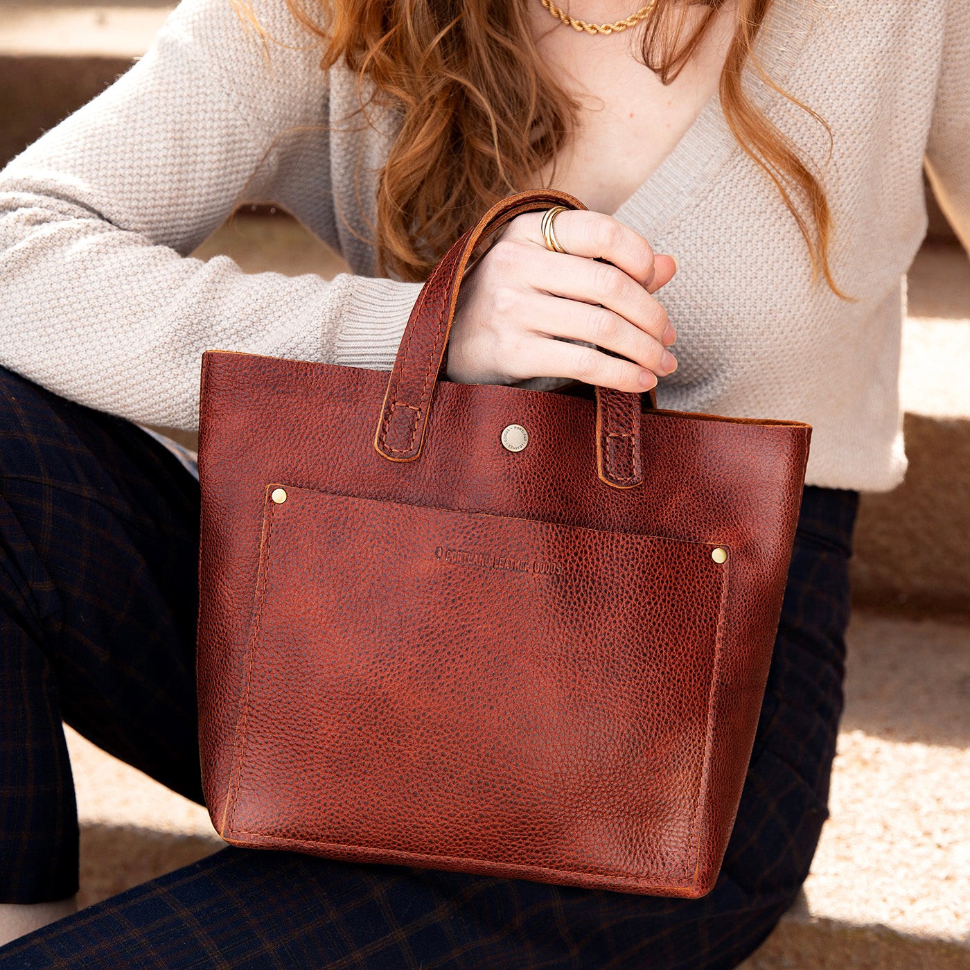 Nutmeg Classic | Crossbody tote bag with snap closure and front pocket