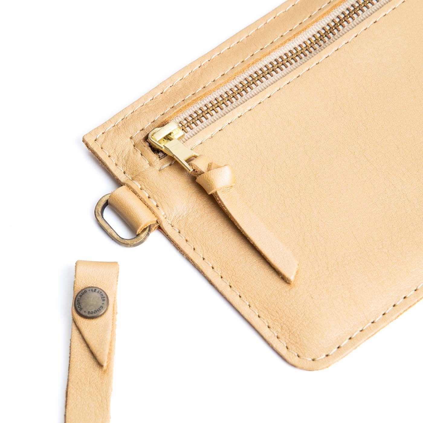 Champagne | Flat leather pouch with zipper and wristlet close up