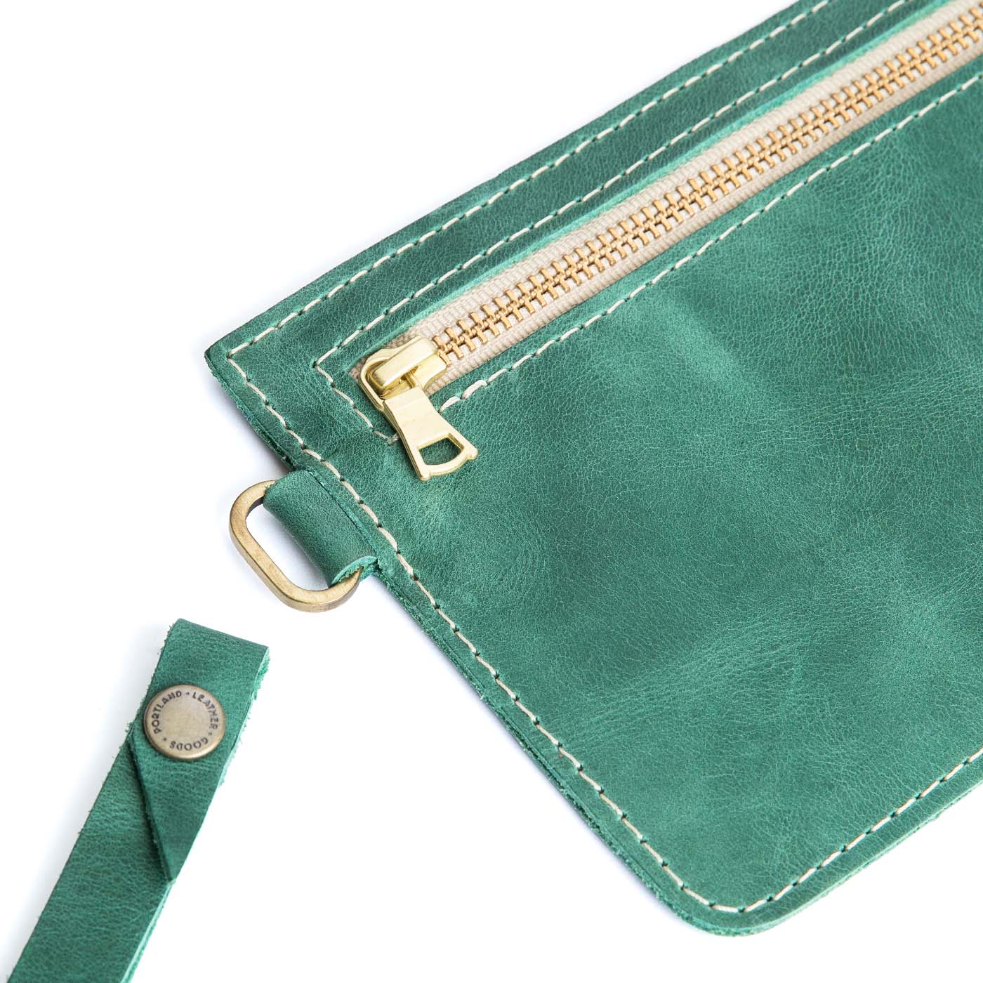 Surf | Flat leather pouch with zipper and wristlet close up