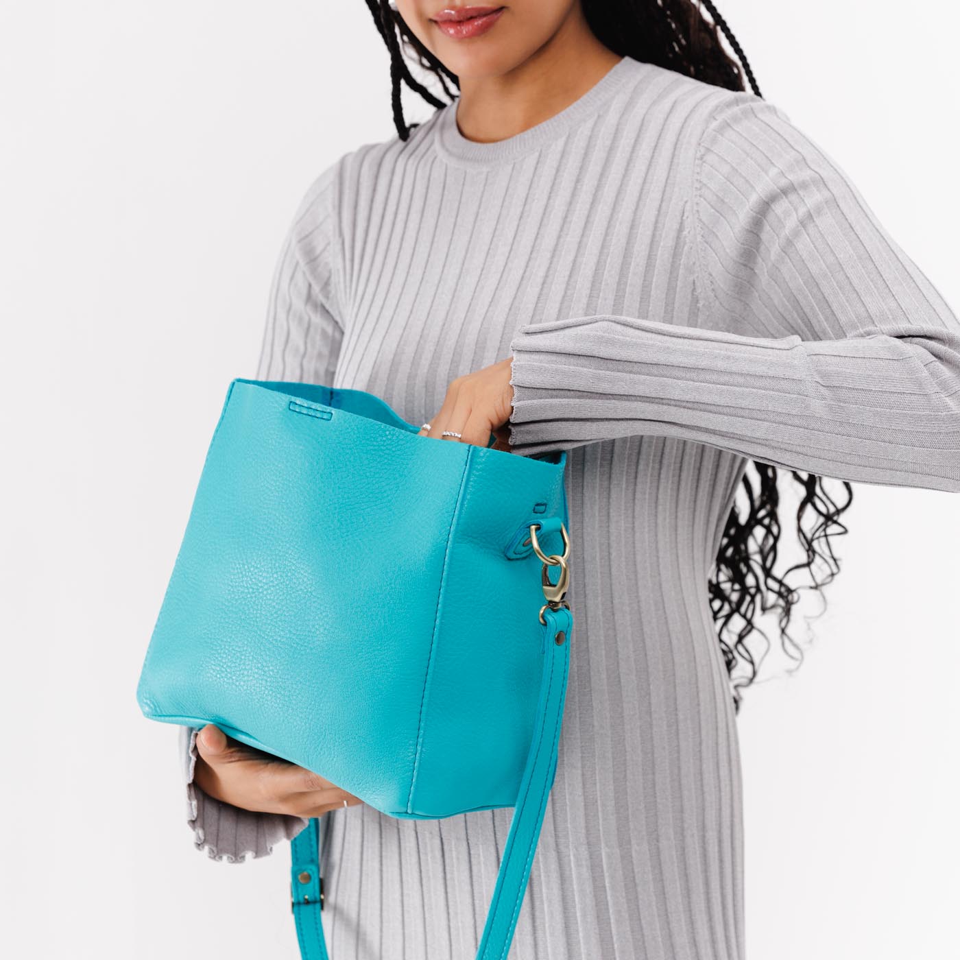 Key West | symmetrical bucket bag with latch closure and removable crossbody strap