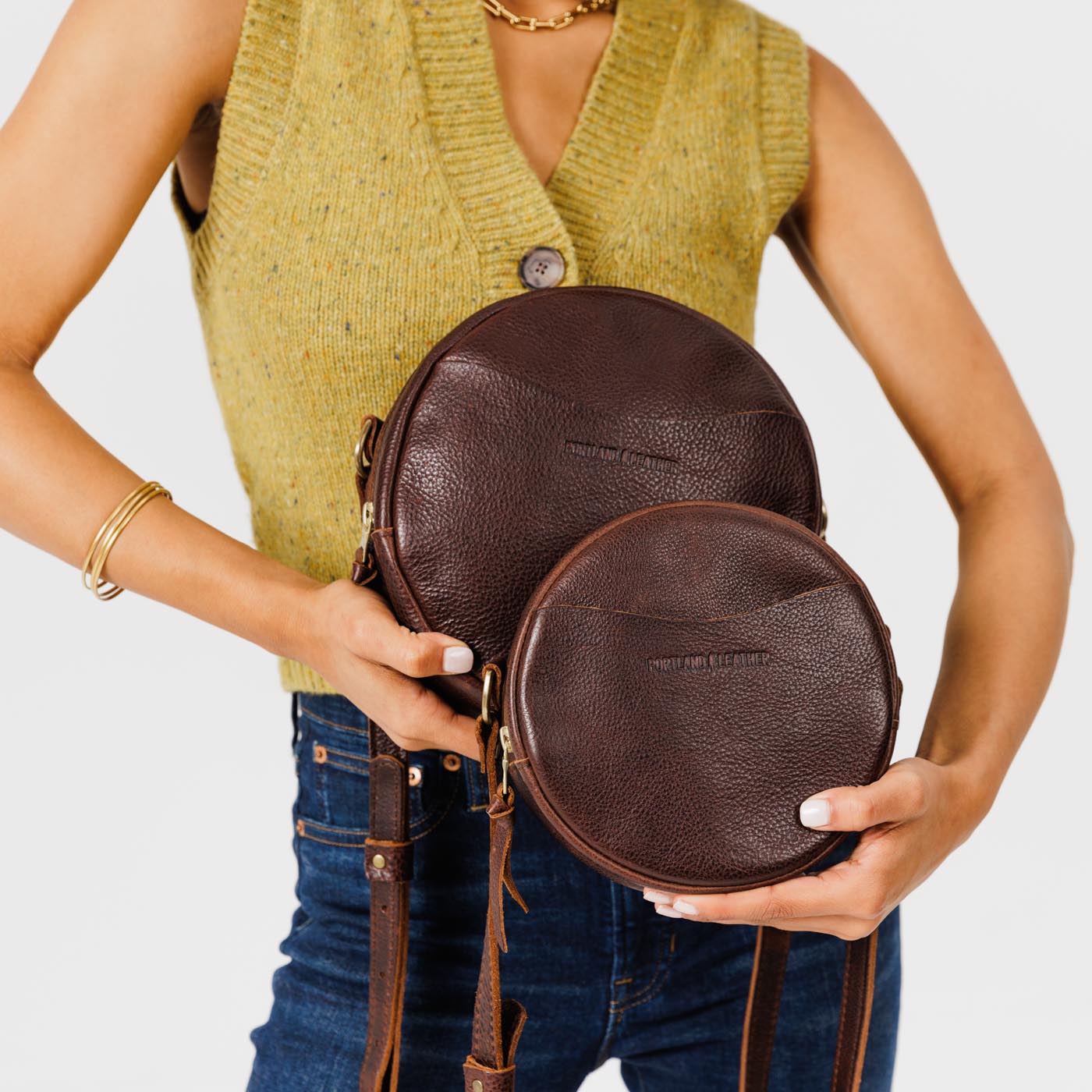  Coldbrew | Circle shaped crossbody bag with top zipper