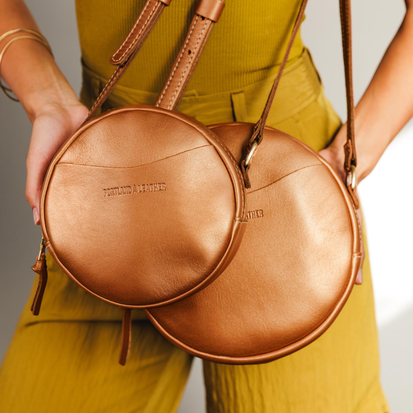  Hava | Circle shaped crossbody bag with top zipper