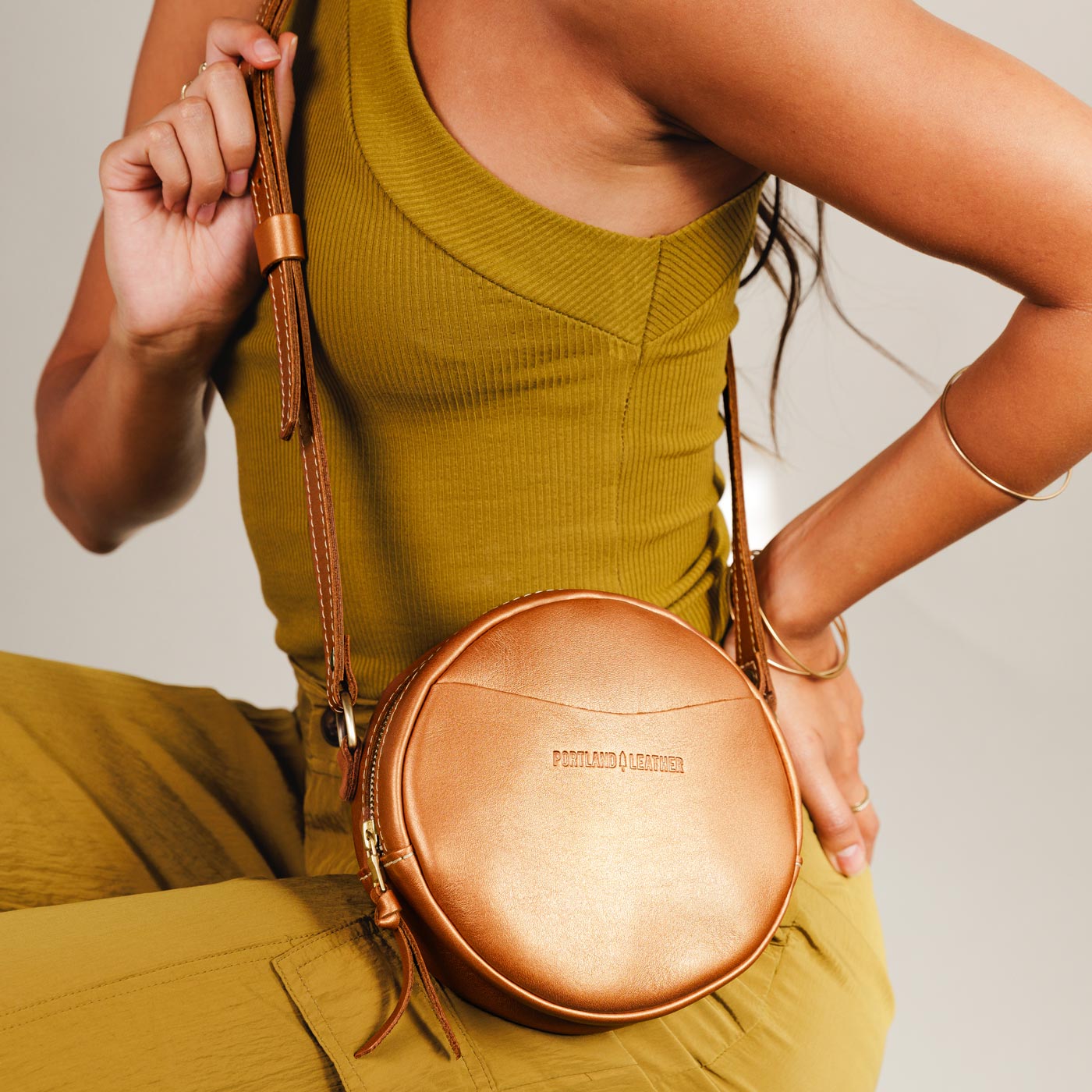 Hava*Small | Circle shaped crossbody bag with top zipper