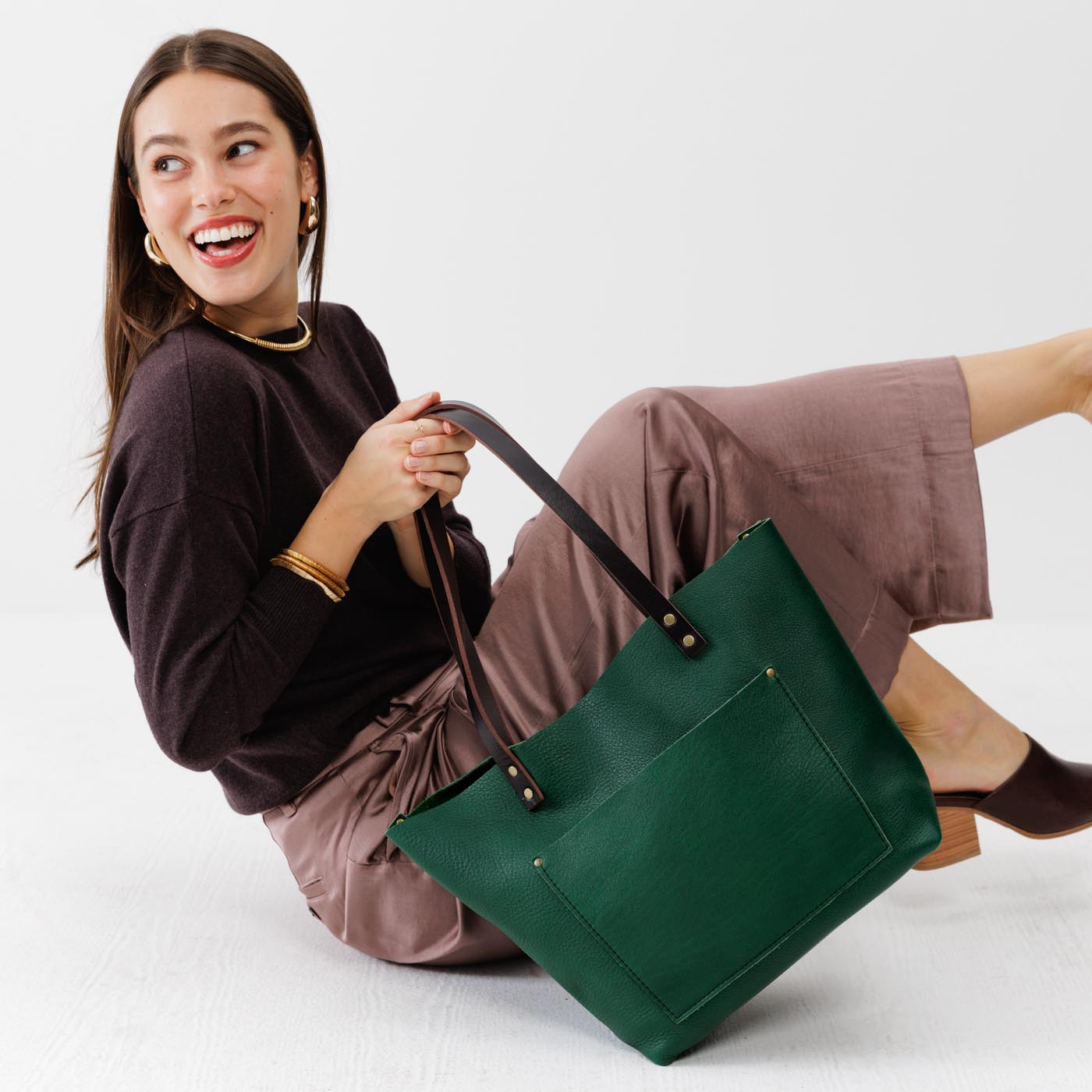 Bacalar*Classic | Model holding large leather tote bag with sturdy bridle handles and front pocket