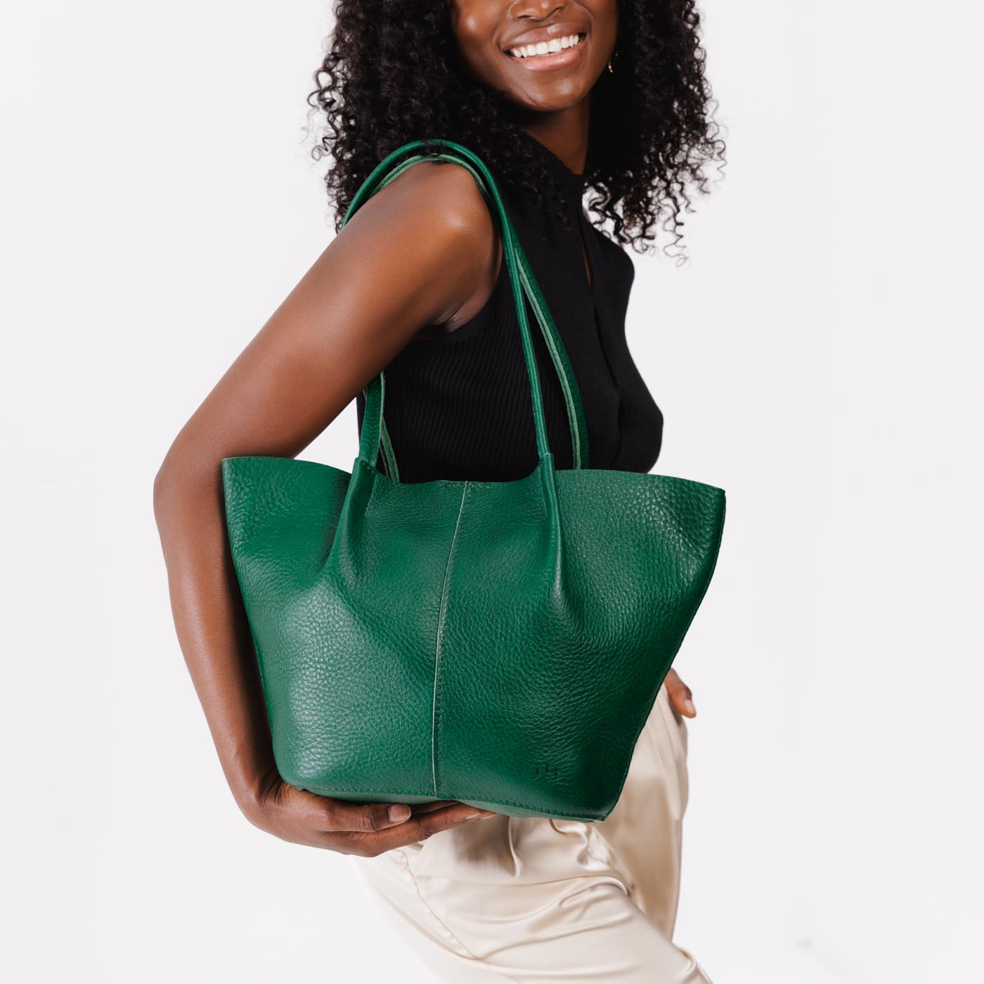 Bacalar*Large | Model holding wide bucket shaped tote bag with matching leather handles