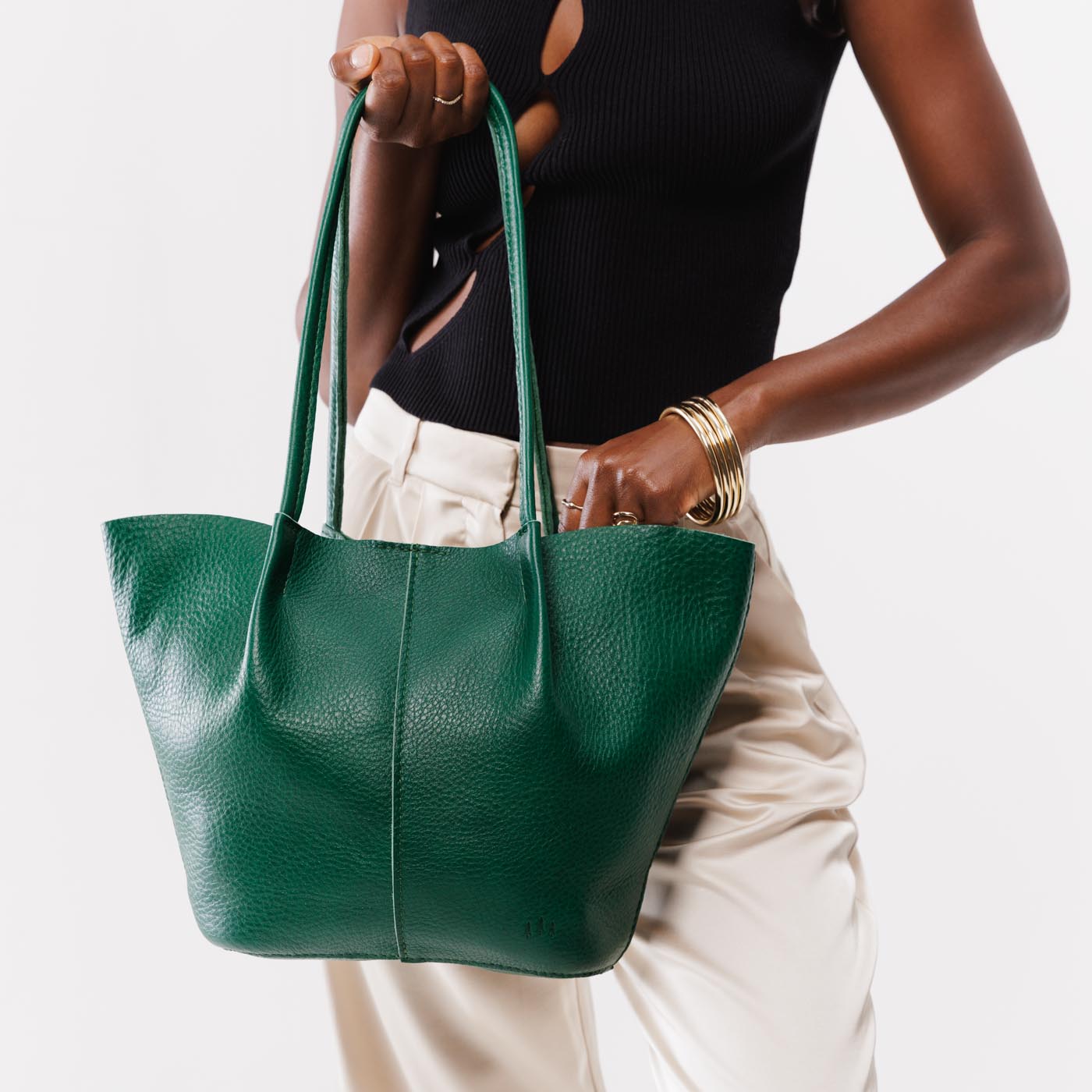 Bacalar*Large | Model holding wide bucket shaped tote bag with matching leather handles