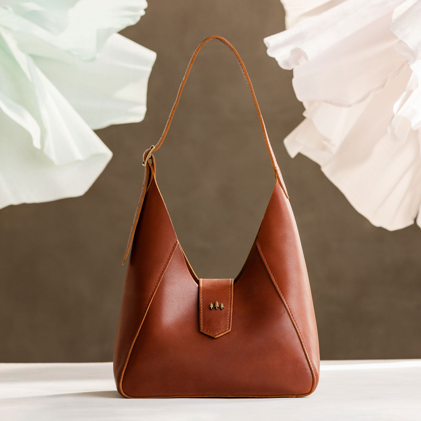 Chestnut | Structured hobo shoulder bag with adjustable strap and magnetic closure