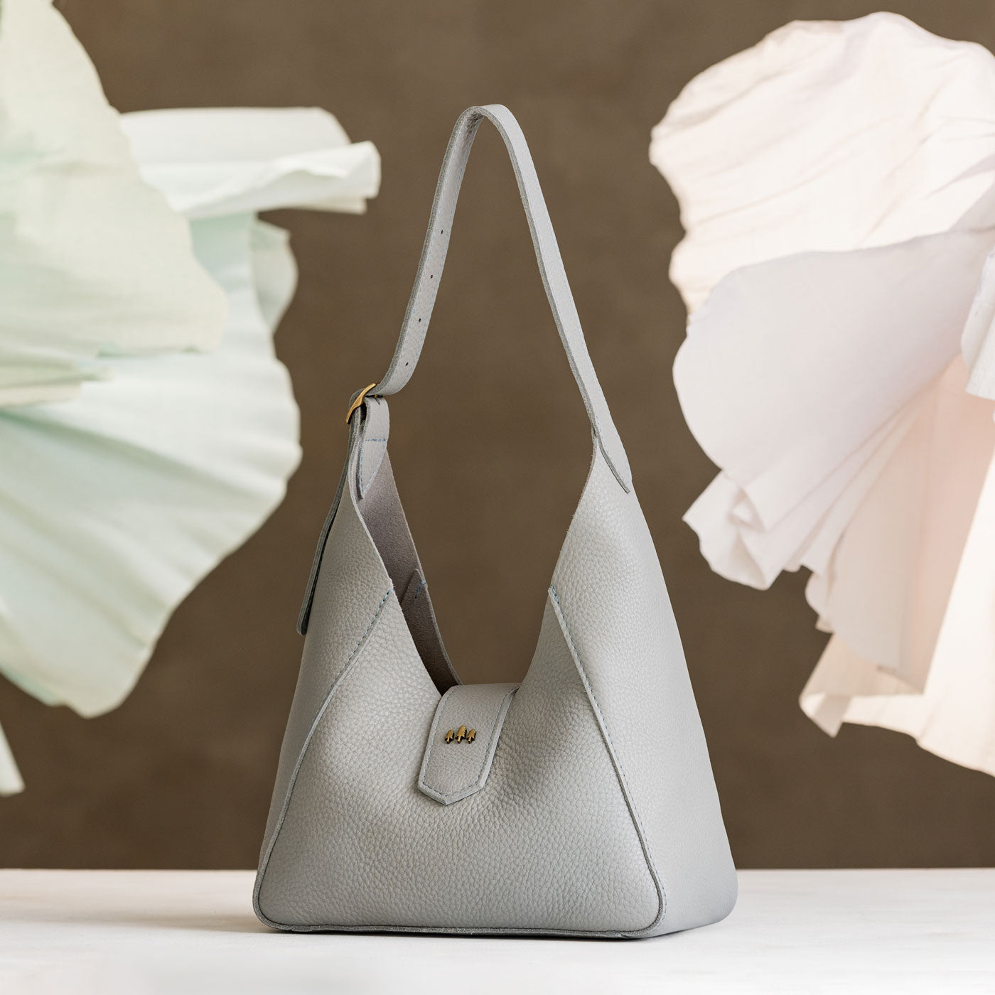 Nimbus | Structured hobo shoulder bag with adjustable strap and magnetic closure