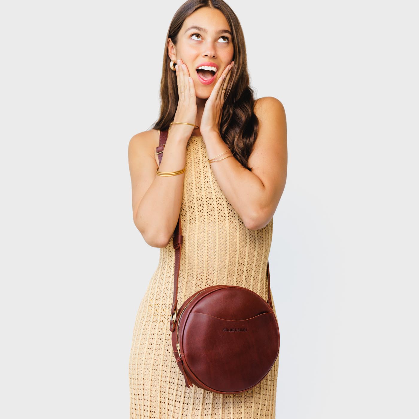 Cognac*Large | Circle shaped crossbody bag with top zipper