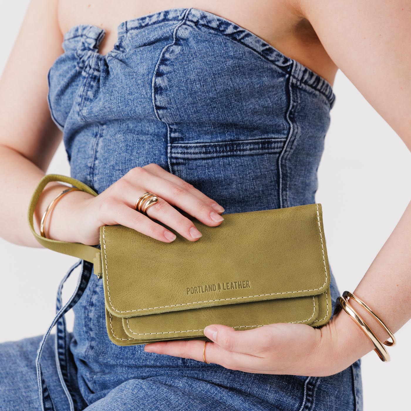 Anjou | Leather wallet clutch with wristlet and magnetic closure