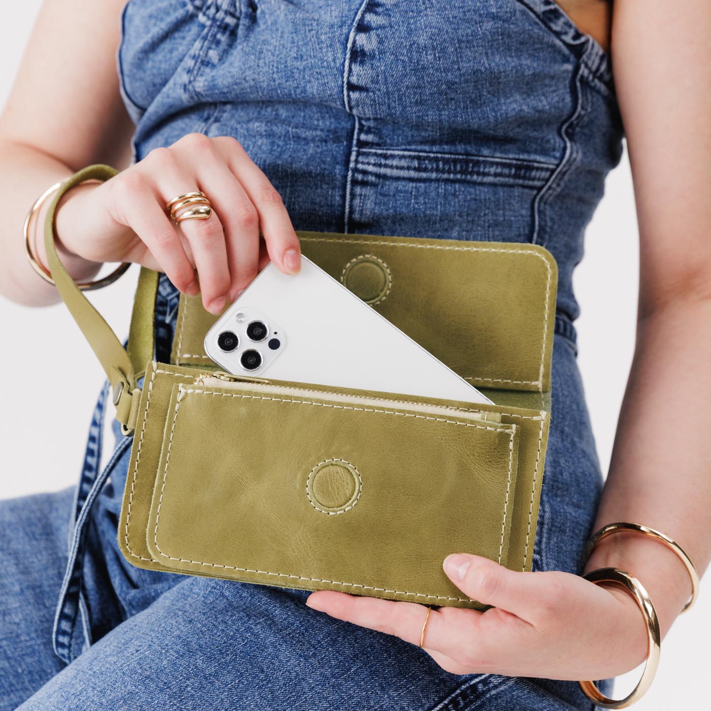 Anjou | Leather wallet clutch with wristlet and magnetic closure