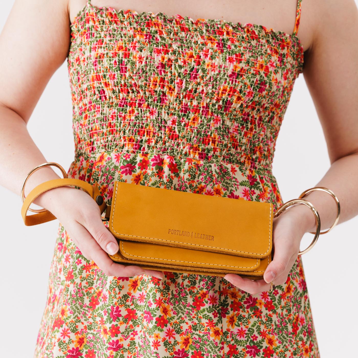 Turmeric | Leather wallet clutch with wristlet and magnetic closure