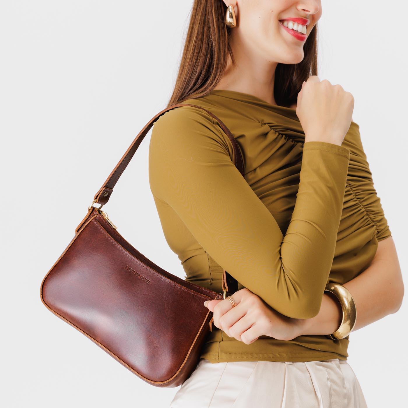 Timber | Petite bean shaped shoulder bag with a zipper closure