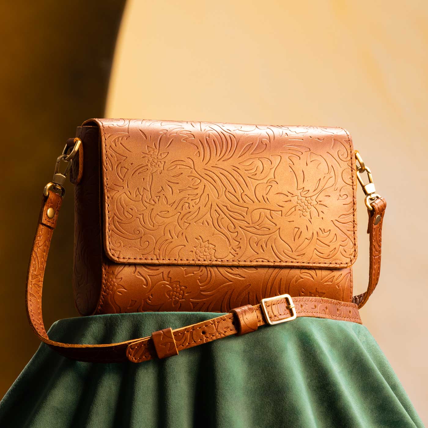 Meadow*Mini | Small Leather Crossbody Bag with Magnetic Messenger Bag Closure