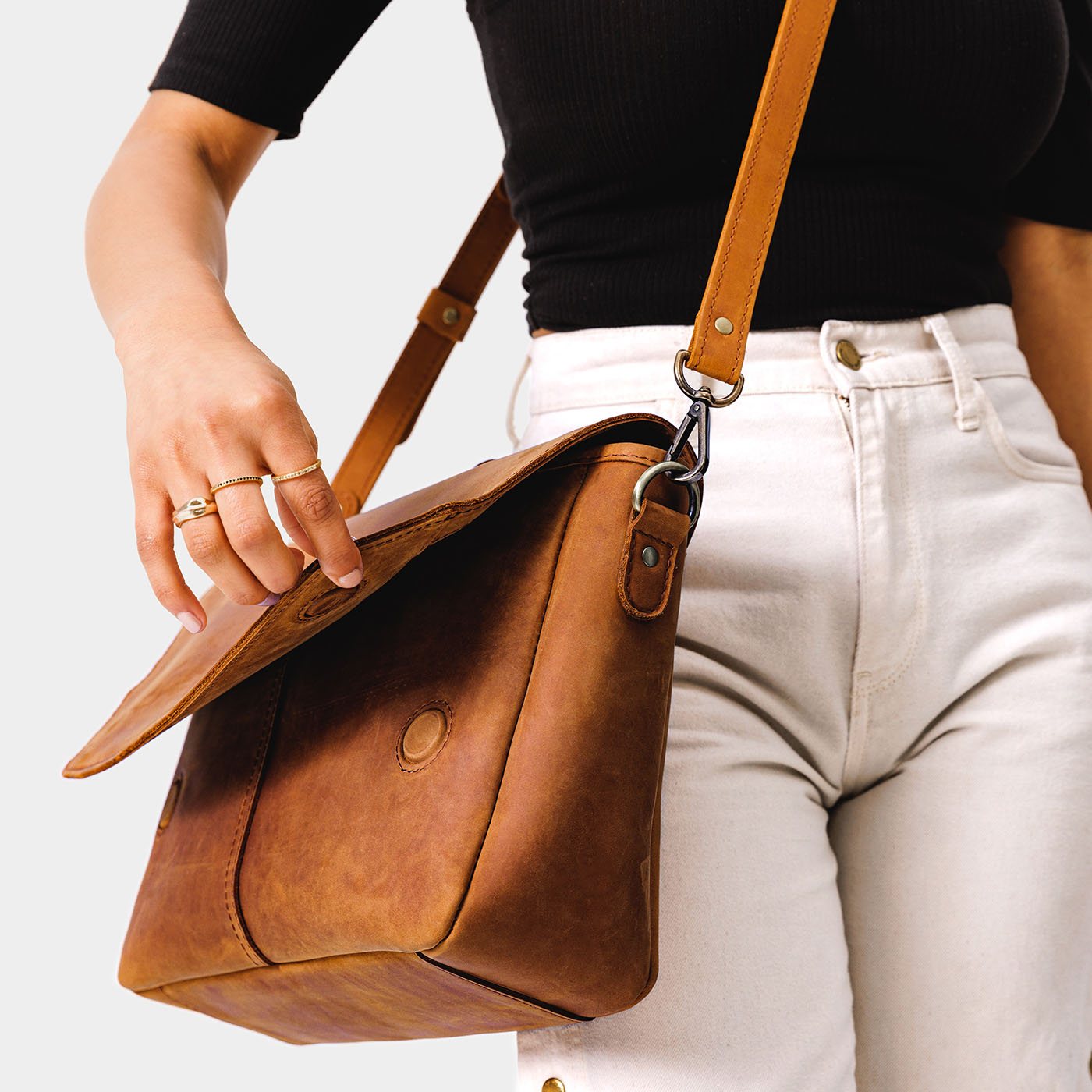  Dakota | Slim lined messenger bag with magnetic flap closure