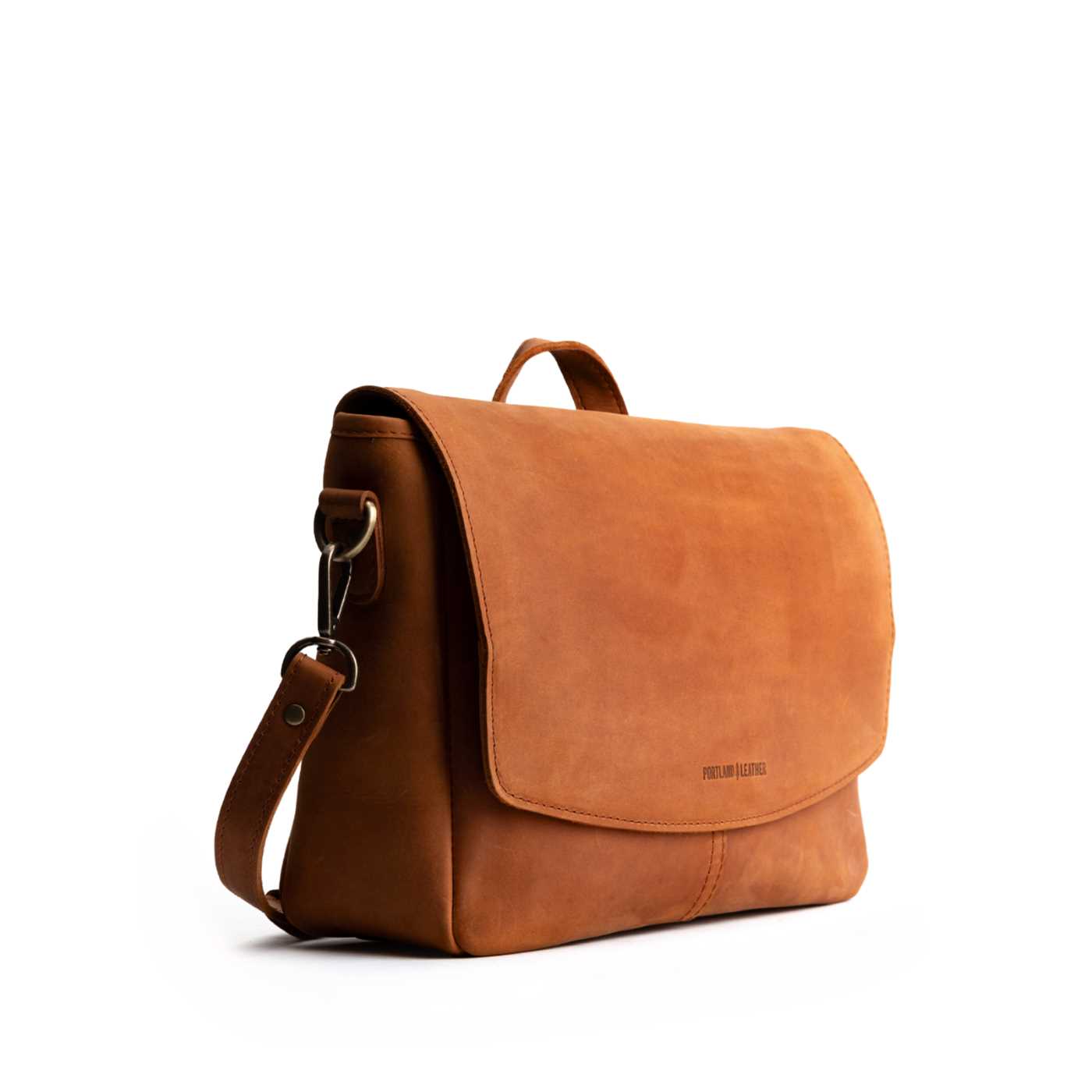  Dakota | Slim lined messenger bag with magnetic flap closure