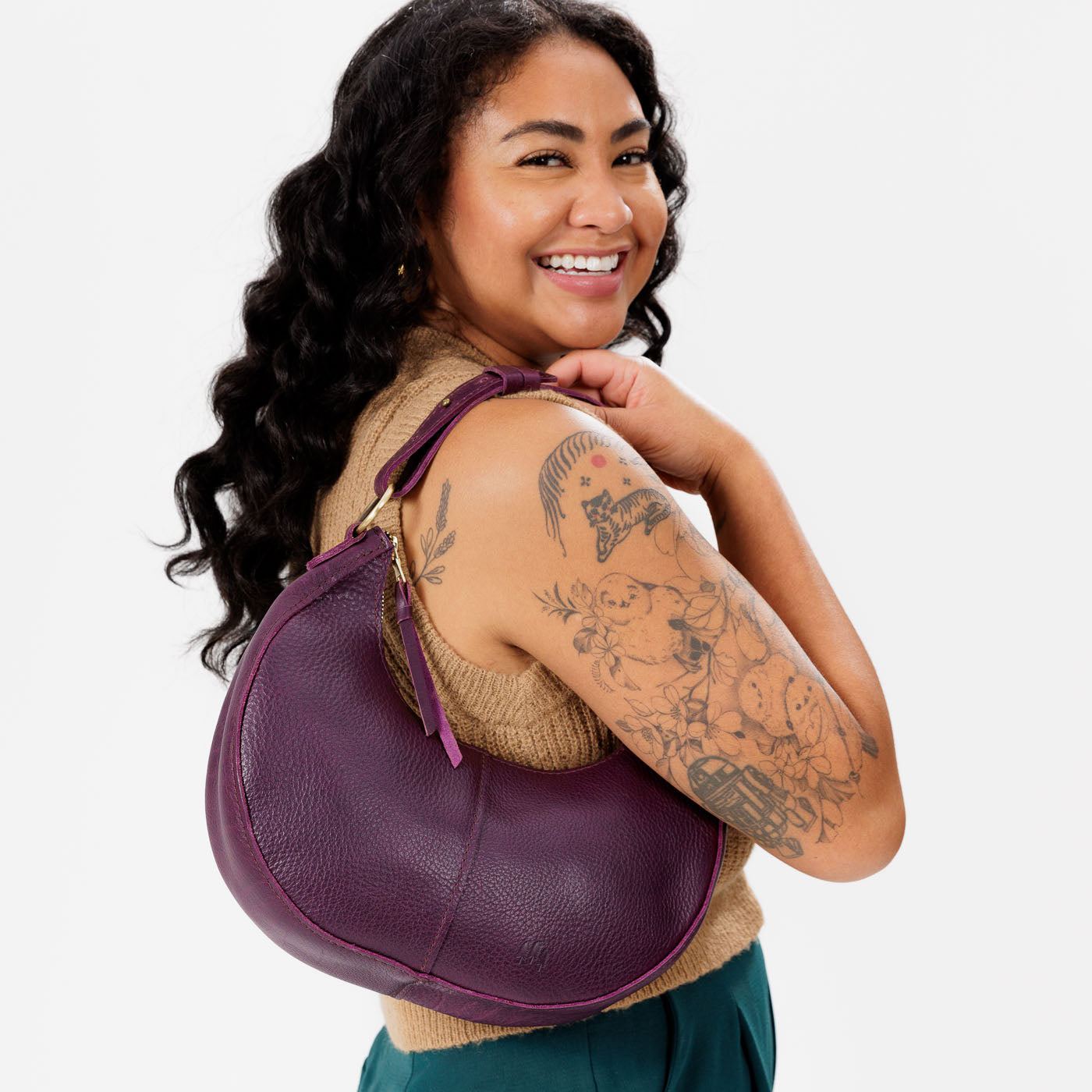 Plum*Classic | Crescent shaped shoulder bag with zipper closure and adjustable strap