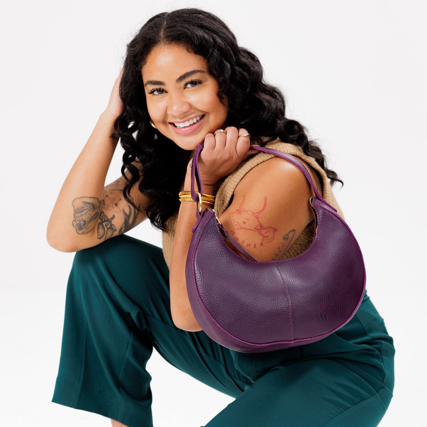 Plum*Classic | Crescent shaped shoulder bag with zipper closure and adjustable strap