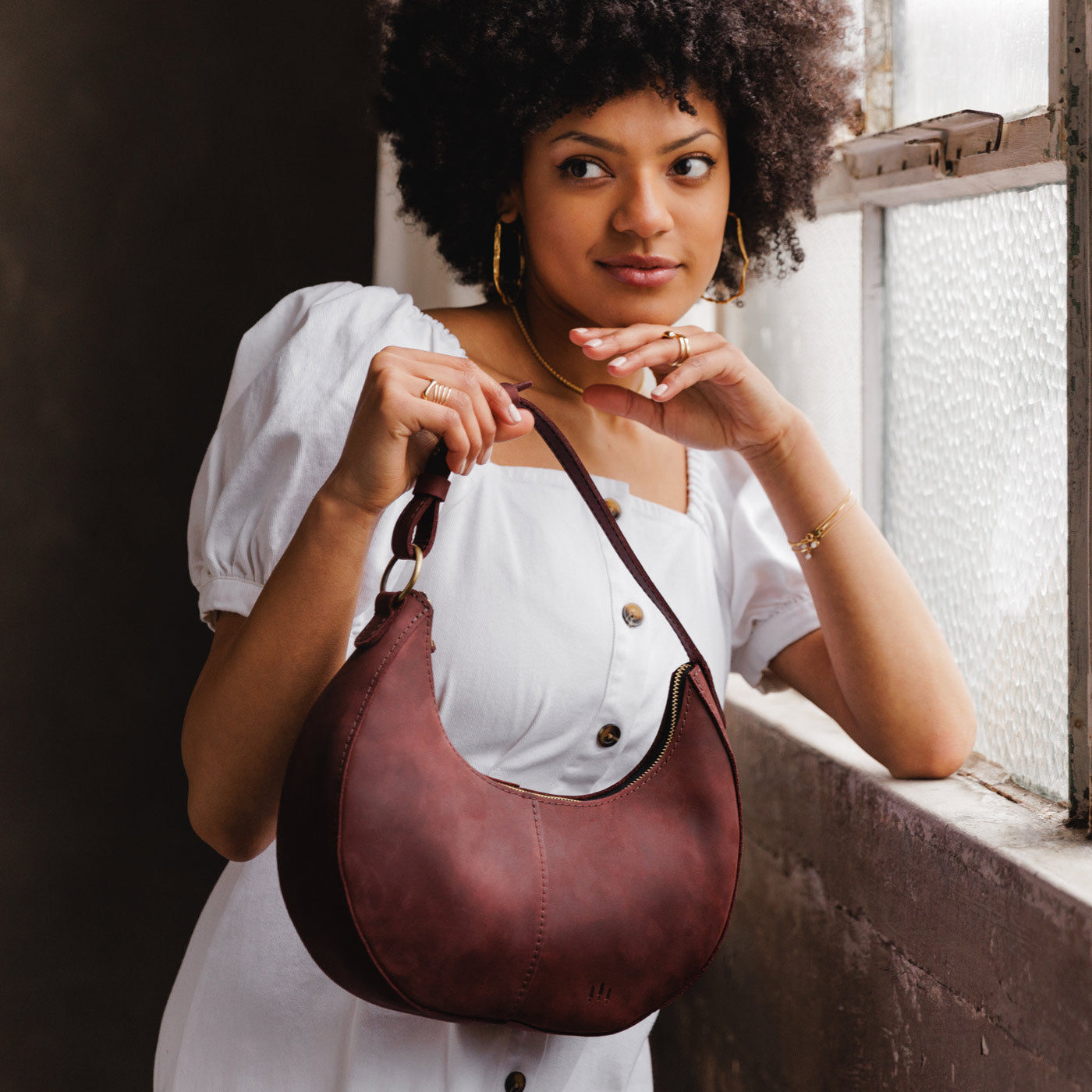 Merlot *Classic | Crescent shaped shoulder bag with zipper closure and adjustable strap