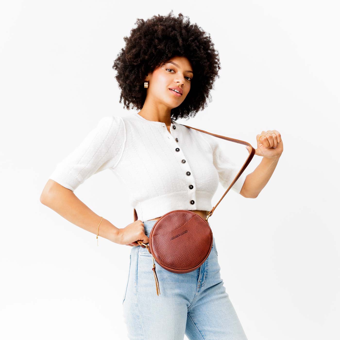 Nutmeg Small | Circle shaped crossbody bag with top zipper