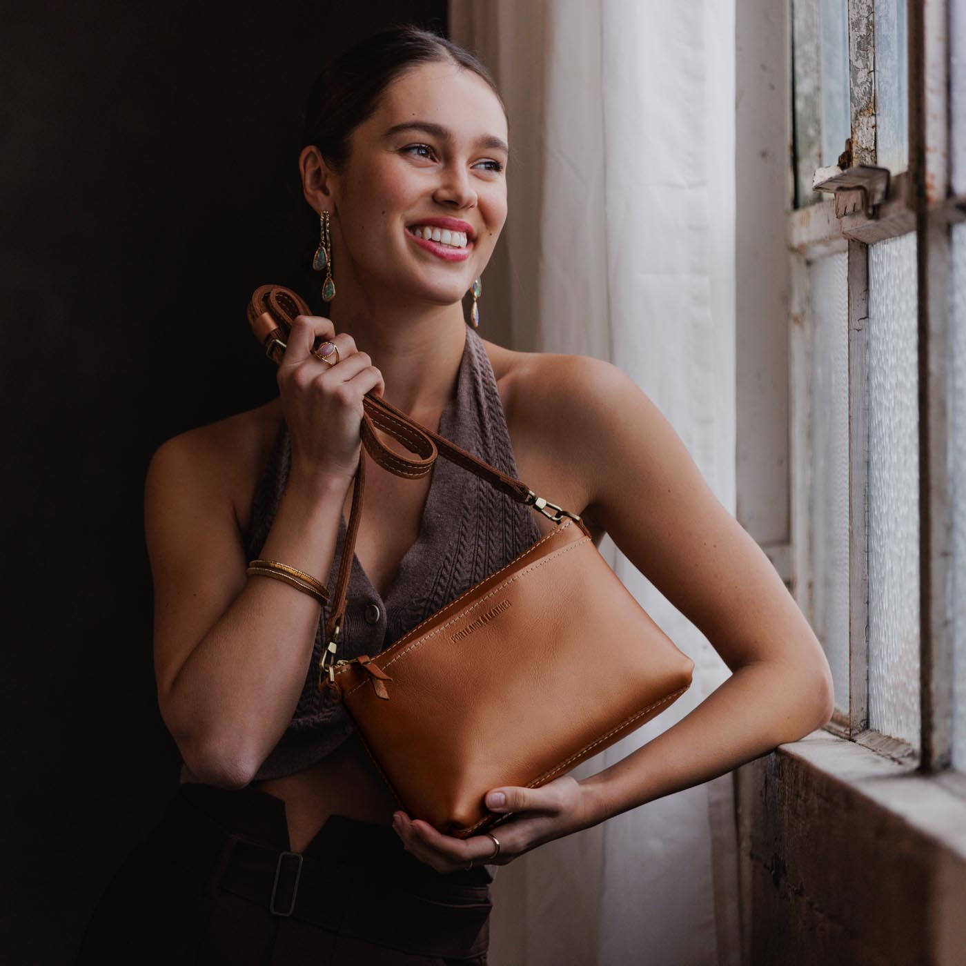  Hava | Zip top petite crossbody bag with detachable strap