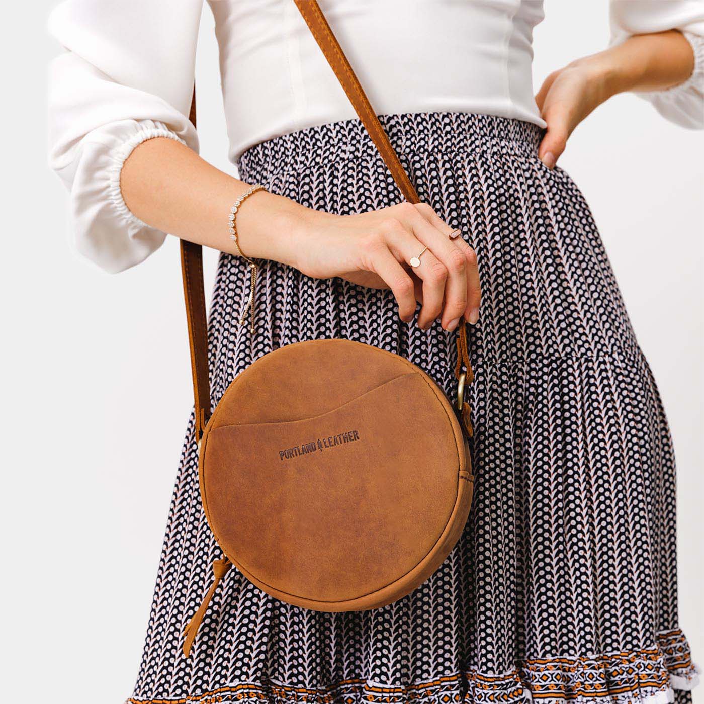 Dakota*Small | Circle shaped crossbody bag with top zipper