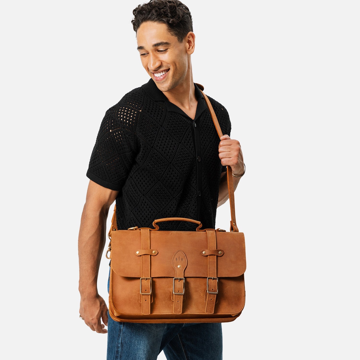  Dakota | Traditional messenger bag with multi buckle closure and crossbody strap