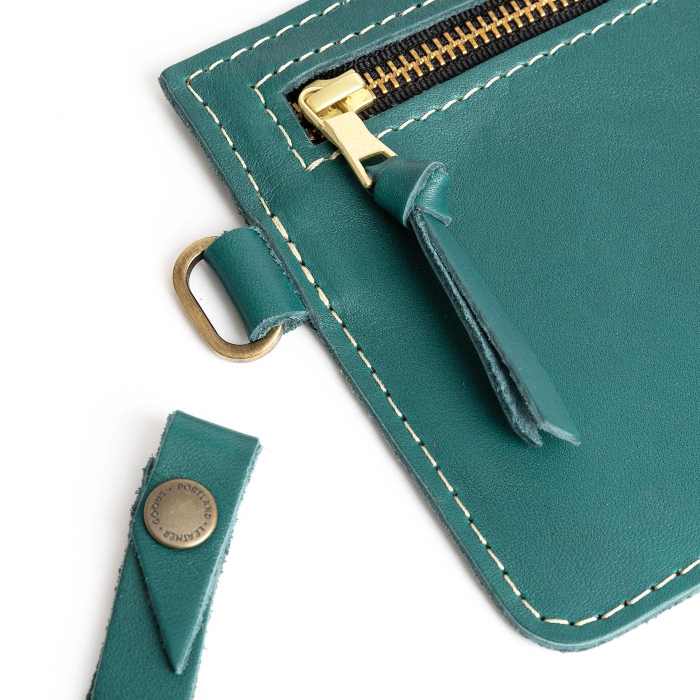 Peacock | Flat leather pouch with zipper and wristlet close up