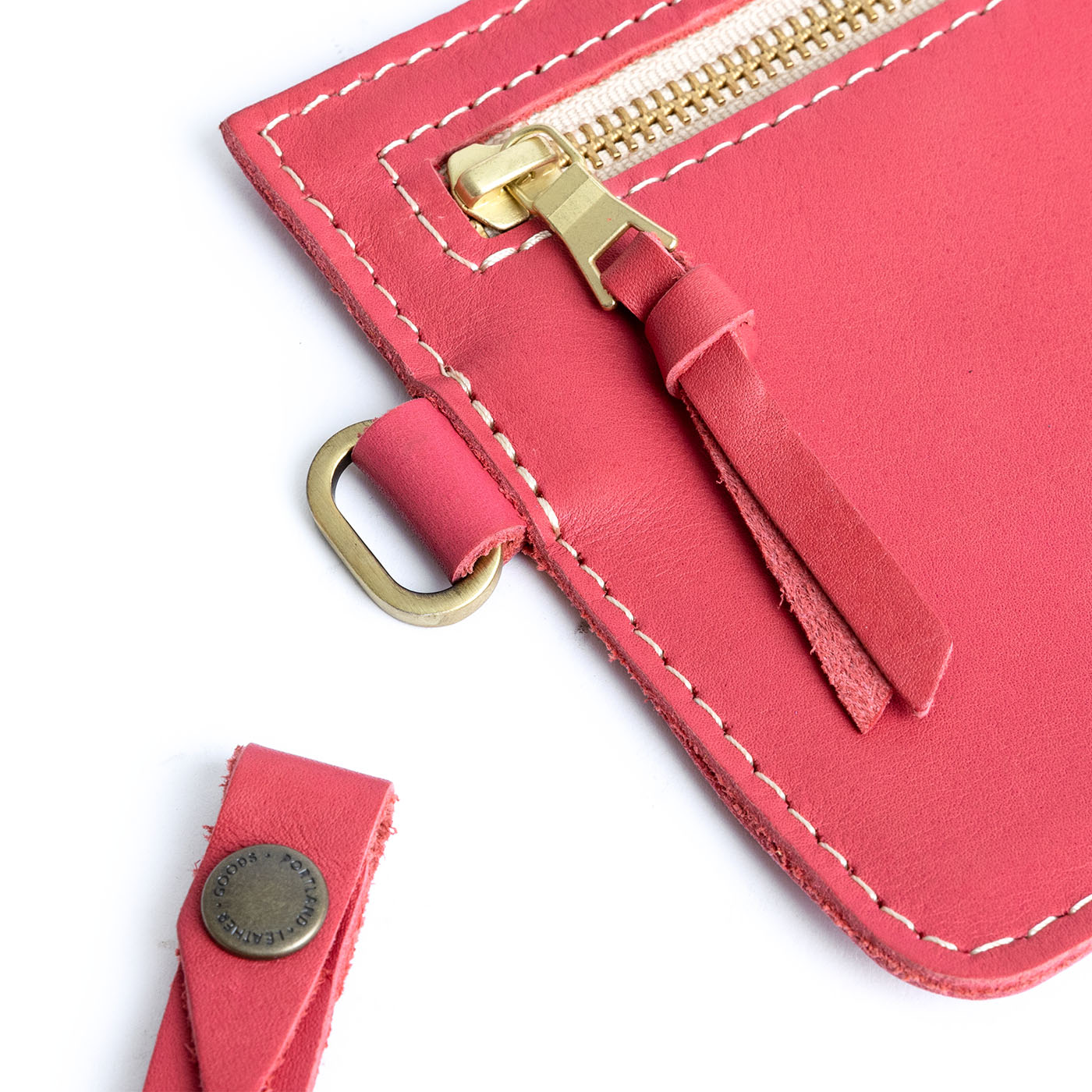 Tulip | Flat leather pouch with zipper and wristlet close up