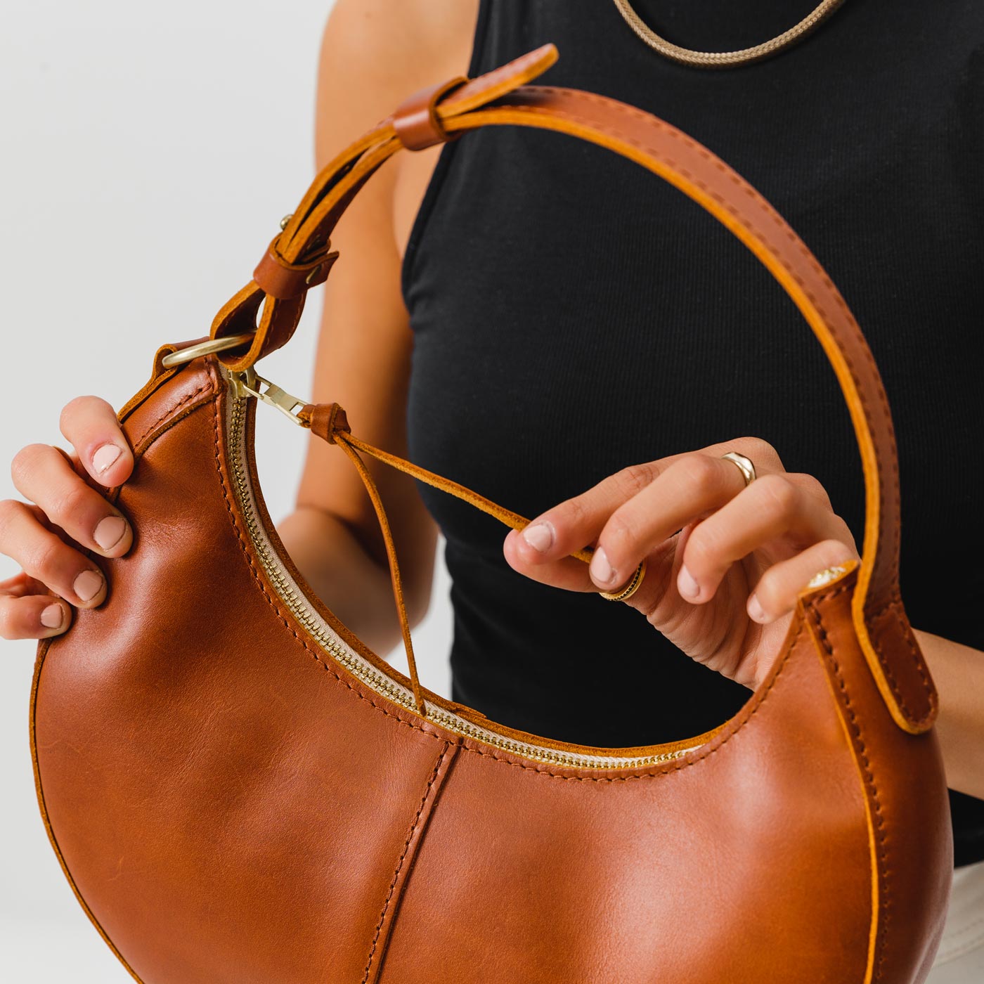 Honey Classic | Crescent shaped shoulder bag with zipper closure and adjustable strap