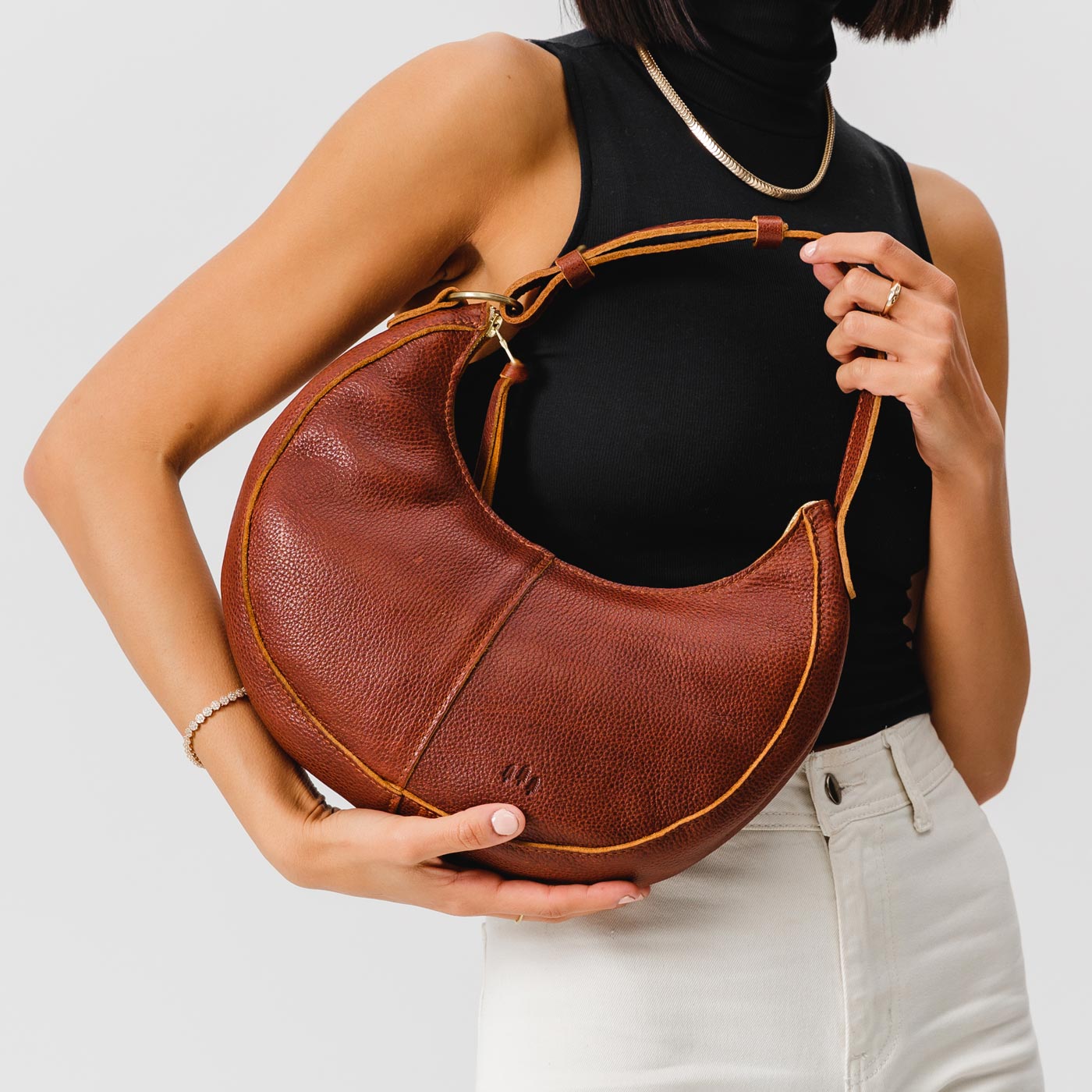 Nutmeg Classic | Crescent shaped shoulder bag with zipper closure and adjustable strap